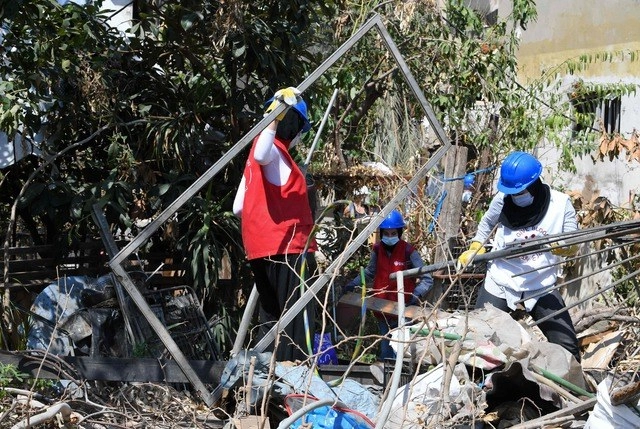 Voluntarios retiran escombros en el puerto de Beirut, tras las explosiones masivas del 4 de agosto pasado. Foto Afp