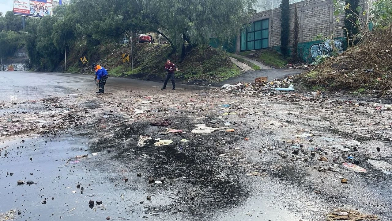 Bomberos retiran escombros de carriles de la autopista México-Pachuca. Foto 