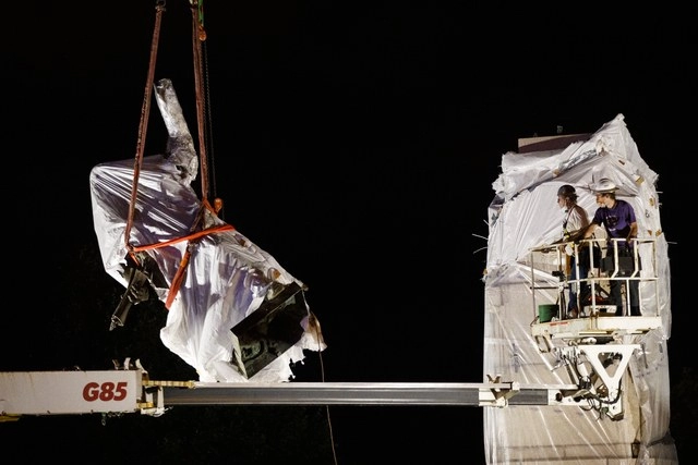 Dos estatuas de Cristóbal Colón que se encontraban en parques de Chicago fueron retiradas la madrugada de este viernes. Foto Ap