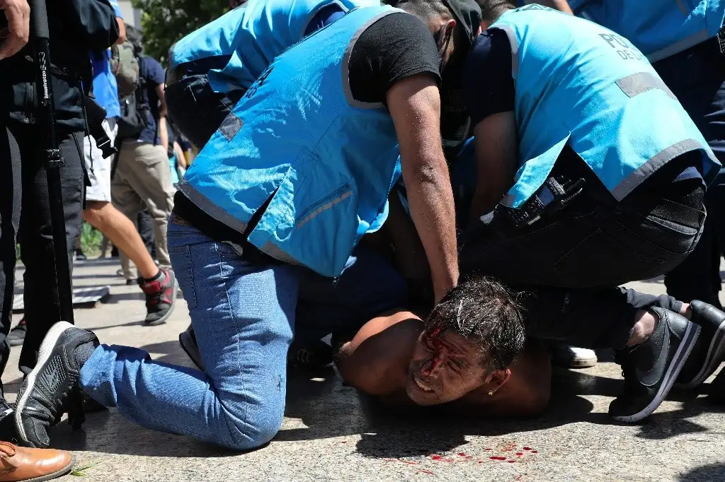 Los incidentes dentro de la Casa Rosada, con seguidores que coparon los patios internos de la sede del gobierno argentino, obligaron a retirar el féretro de Diego Maradona de la capilla ardiente, mientras en la calle la policía se enfrentaba a aficionados. Foto Ap