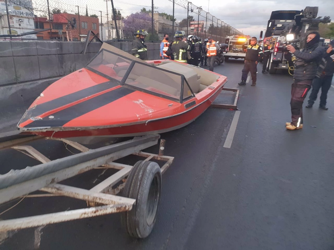 Al momento de la maniobra para el retiro, nadie reclamó la propiedad de la lancha, en la Ciudad de México, el 29 de marzo de 2021. Foto tomada del Twitter de @Bomberos_CDMX
