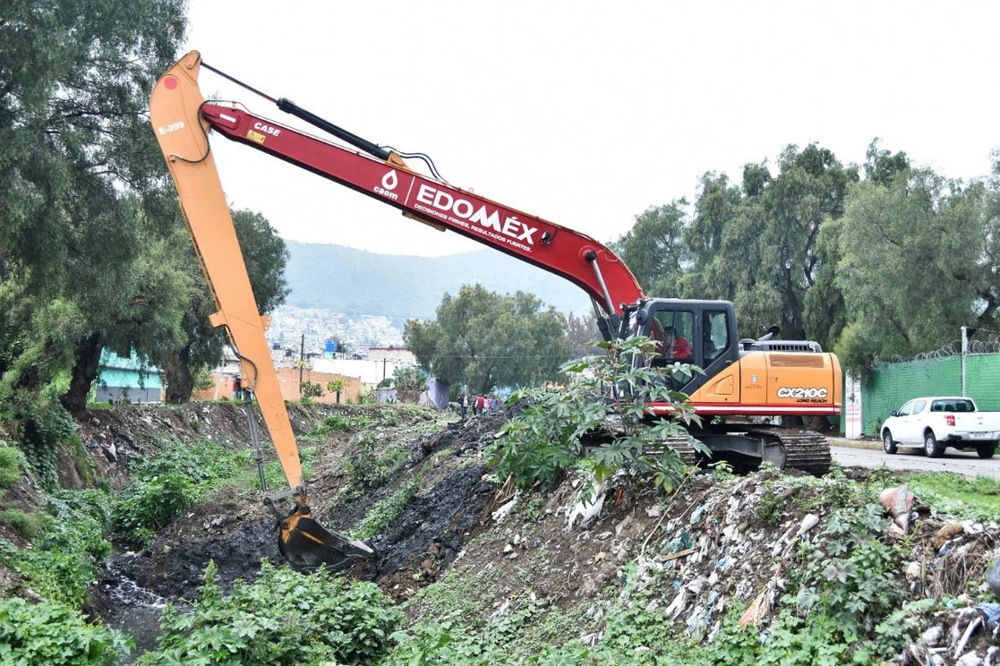 Alrededor de 400 toneladas de lodo, escombros y hierba fueron retiradas del arenero ubicado en la colonia la Joya, informó el director del Sapase, Mario Luna Escanamé. 'La Jornada'