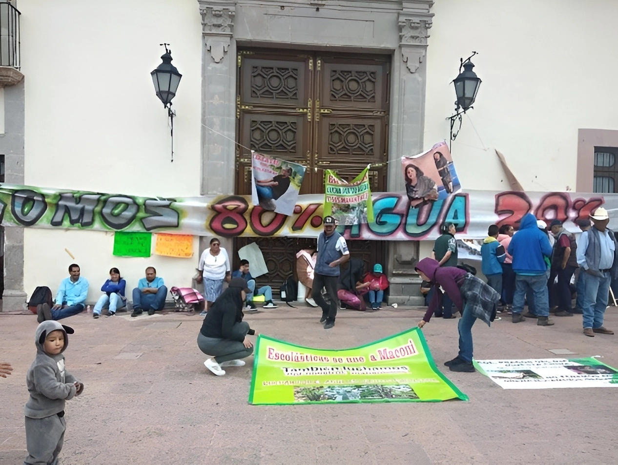 Habitantes del pueblo de Maconí, Querétaro, durante el plantón frente al palacio de gobierno de Querétaro que ya fue retirado. Foto Ricardo Montoya 