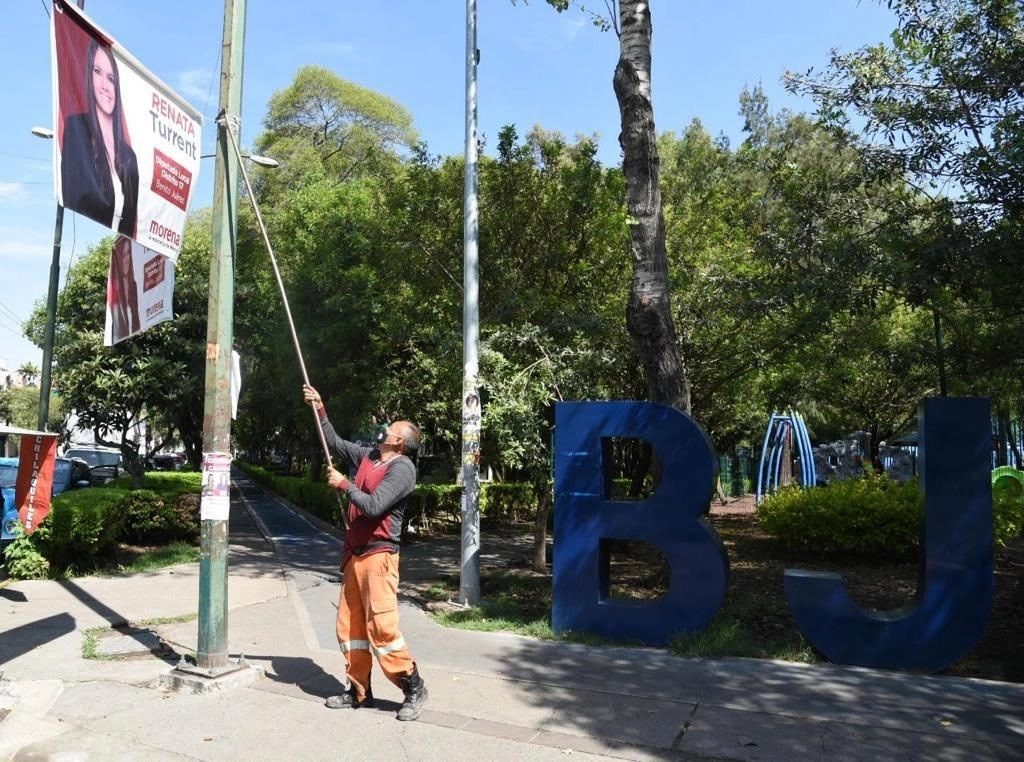 Las brigadas implementadas han retirado 10 mil elementos de propaganda electoral en vialidades secundarias. Foto cortesía alcaldía BJ
