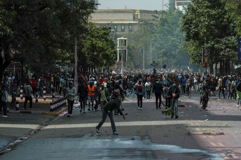 Manifestantes protestan en las calles de Nairobi, Kenia, contra el plan del gobierno de aumentar impuestos. Foto Afp 