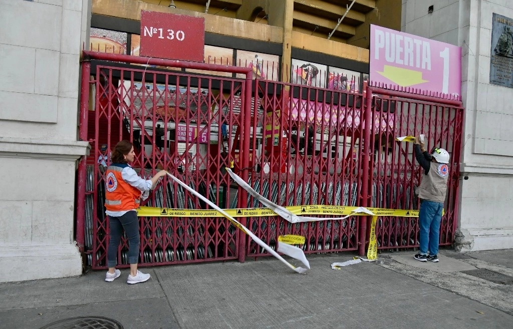 Personal de la Alcaldía Benito Juárez realizó el retiro de sellos de suspensión de actividades. Foto Alcaldía BJ