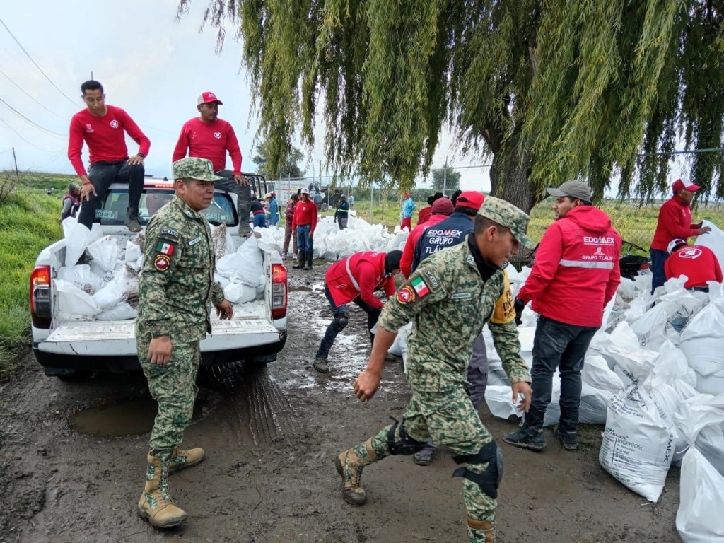 La Comisión del Agua del Estado de México retiró un tapón de 150 metros de basura del río Lerma, justo en los límites de San Mateo Atenco y Lerma. Foto ‘La Jornada’