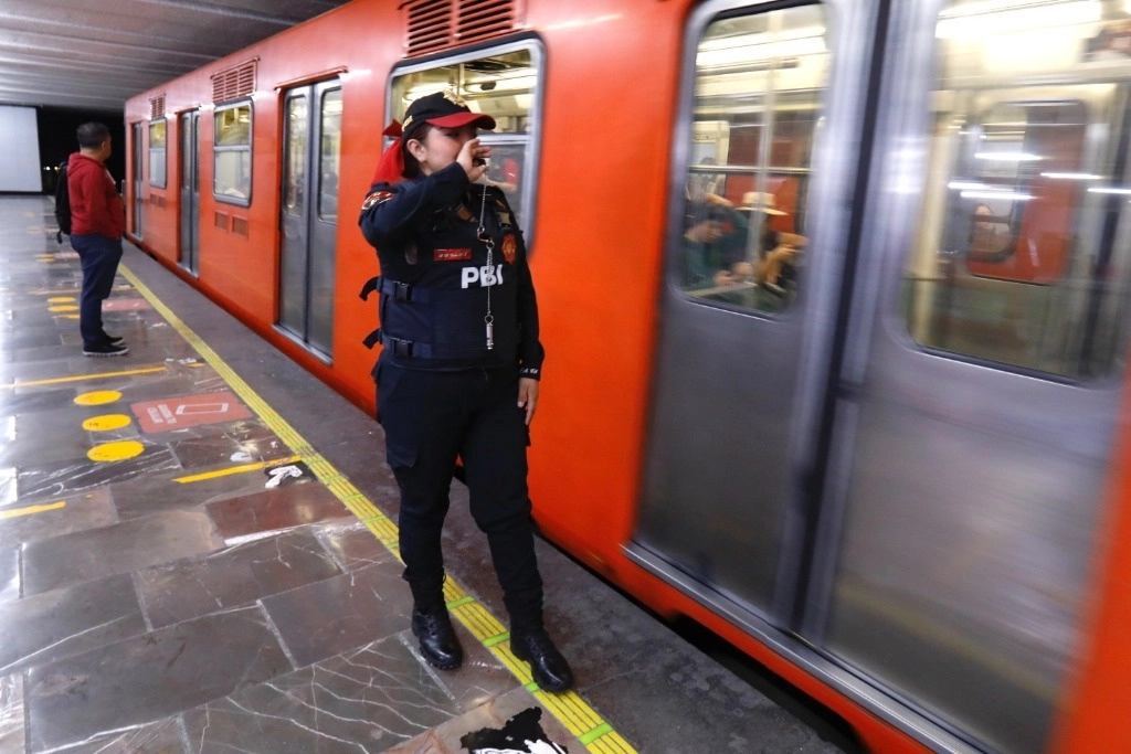 El objeto pudo ocasionar afectaciones a un tren en circulación, así como un probable arco eléctrico en la barra que guía la electricidad. Foto Germán Canseco / Archivo
