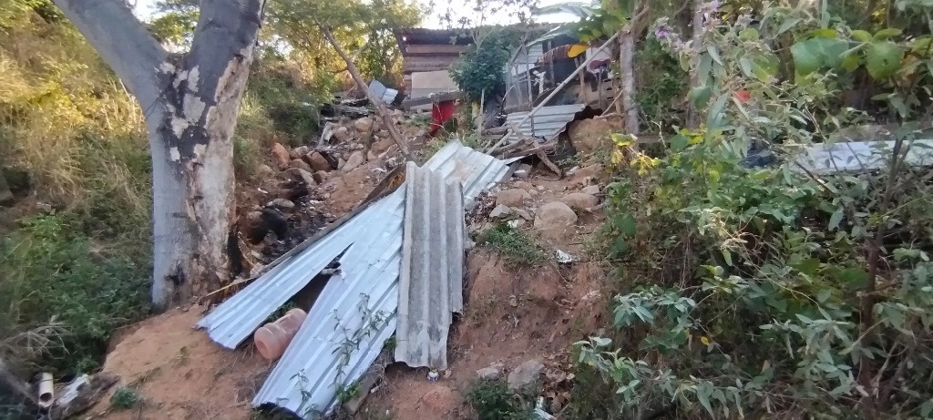 Pobladores del lugar recriminaron a las autoridades por qué nunca antes se habían presentado, cuando suman entre 10 y 20 años habitando en este sitio. Foto Héctor Briseño