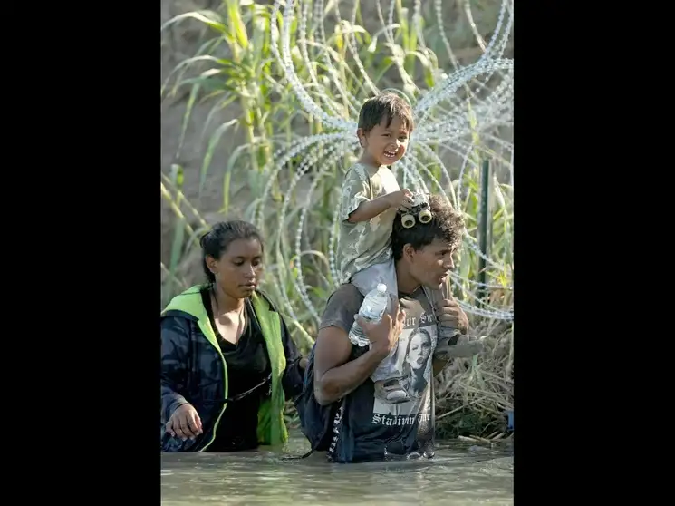 El despliegue de mil 100 efectivos se realizó cuando el gobierno de Joe Biden se preparaba para finalizar restricciones a las solicitudes de asilo, vinculadas a la pandemia. En la imagen, migrantes cruzan entre alambres de púas por el río Bravo, en Eagle Pass, Texas. Foto Ap
