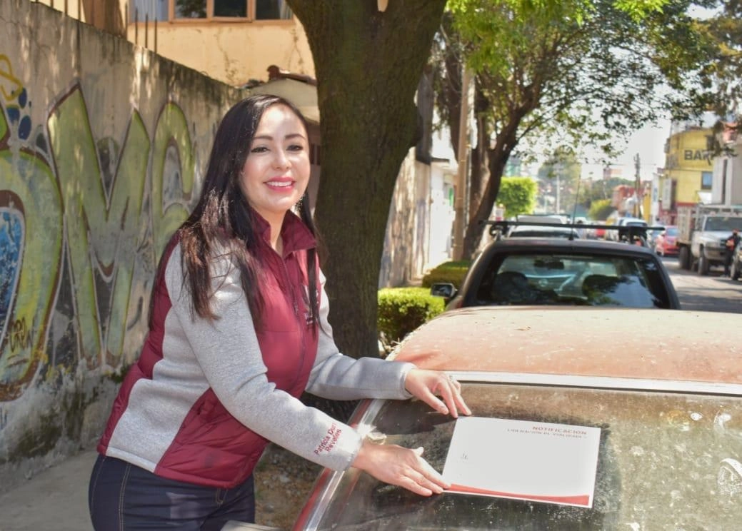 Naucalpan colocó engomados en más de 3 mil autos abandonados en la vía pública para que sean retirados por sus propietarios. Foto La Jornada