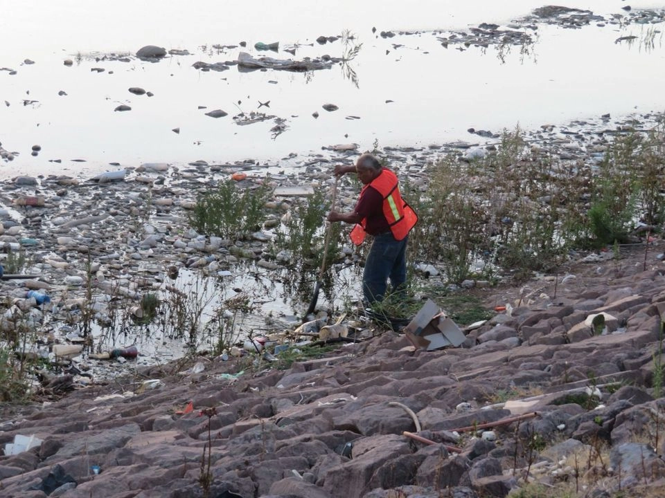 El ayuntamiento de Naucalpan avanza en los trabajos de limpieza para poder retirar el tapón de basura de la presa Los Cuartos. Foto 
