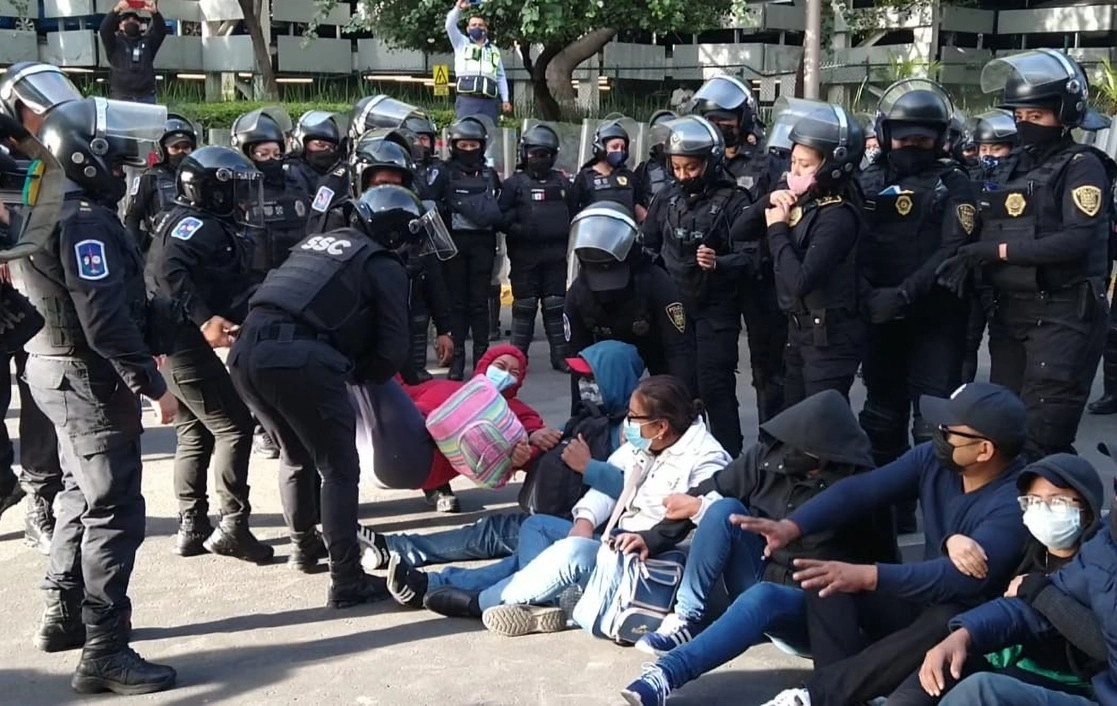 Tras un fallido intento de diálogo, policías capitalinos desalojaron a manifestantes que bloquearon por más de 32 horas el principal acceso vehicular de la Terminal 1 del Aeropuerto Internacional de la Ciudad de México. Foto ‘La Jornada’