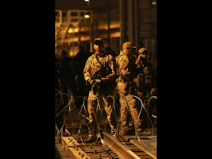 Agentes de la Patrulla Fronteriza y Aduanas, junto con militares de la Guardia Nacional de Texas, dispararon bombas de gas lacrimógeno y balas de goma a alrededor de 200 migrantes, la mayoría venezolanos, que buscaban entrar a la fuerza por Puente Negro, en Ciudad Juárez. Foto Ap