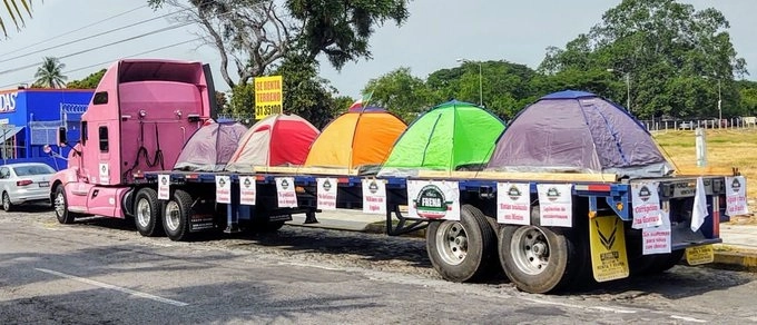 Algunas de las casas de acampar que utilizaron en su plantón. Foto @OficialFrenaaa