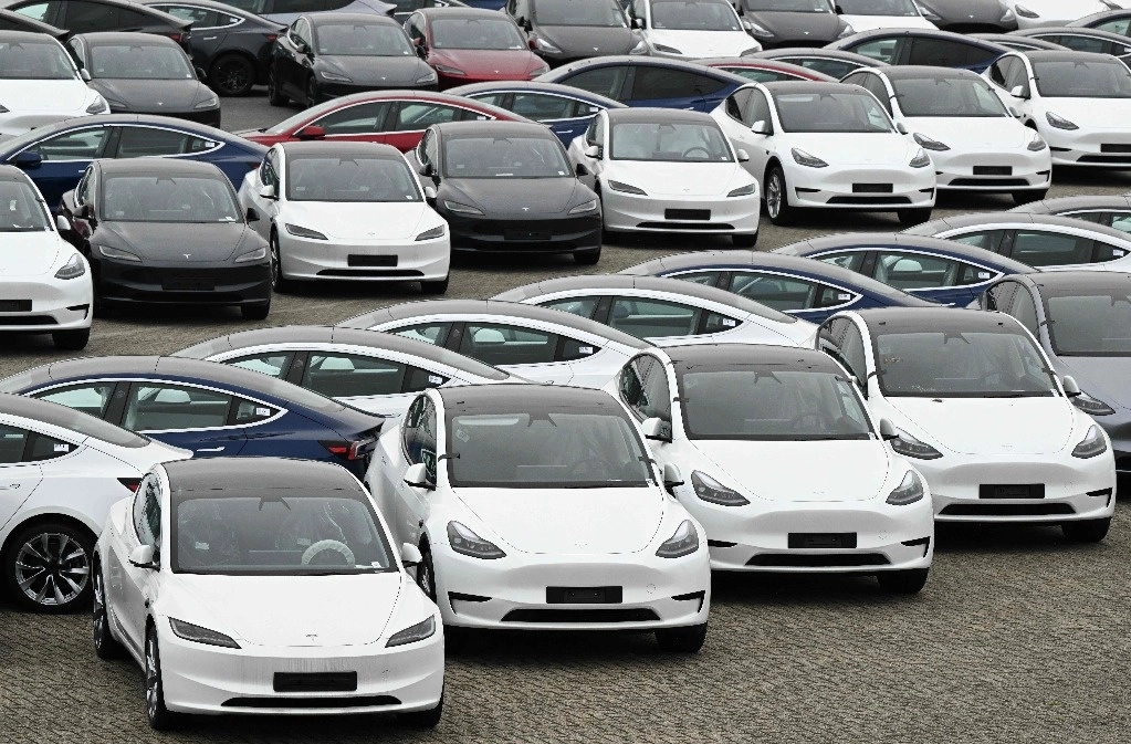  Los autos eléctricos de Tesla están estacionados en un área de almacenamiento en el puerto de Zeebrugge, en el norte de Bélgica, el 21 de junio de 2024. Foto Afp