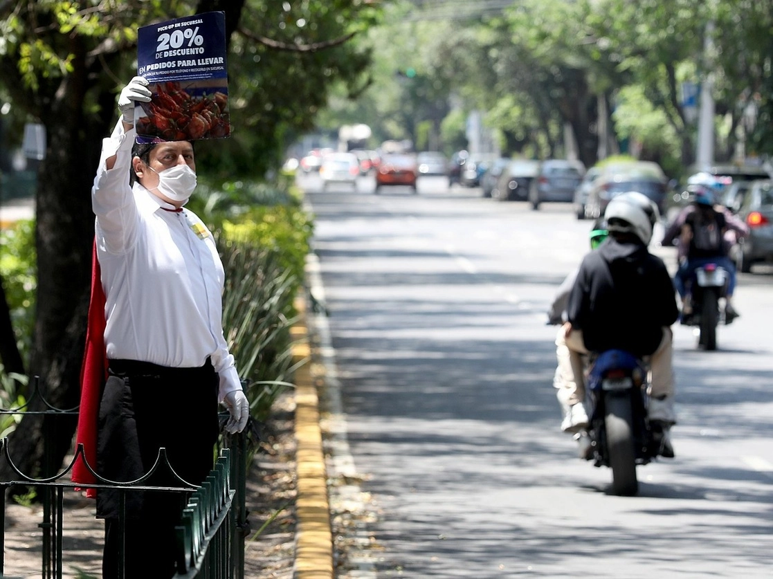 Meseros enfrentaron una ola de desempleo o baja en sus ingresos, lo que los obligó a disponer de dinero de su fondo para el retiro. Foto María Luisa Severiano / Archivo