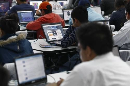 Quedó establecido que no compraríamos equipos de cómputo "precisamente por el desorden, y la corrupción que imperaba. En Economía tenían 60 oficinas en el extranjero", dijo López Obrador. Foto Cristina Rodríguez / Archivo 