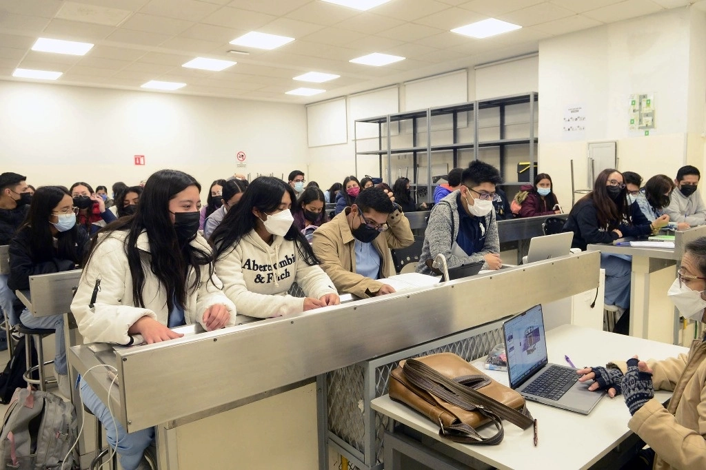 Alumnos y maestros, dentro de un aula universitaria. Foto tomada del sitio https://www.unam.mx