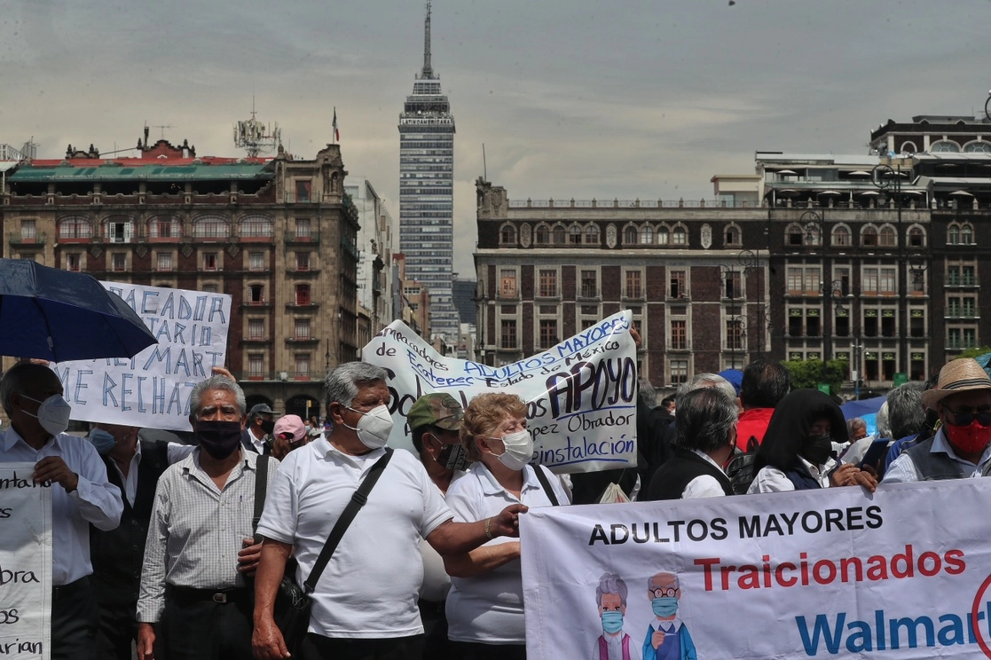 Protesta contra Walmart del Colectivo de Empacadores Adultos Mayores, que buscan regresar a trabajar a esos supermercados. Foto Marco Peláez/ Archivo
