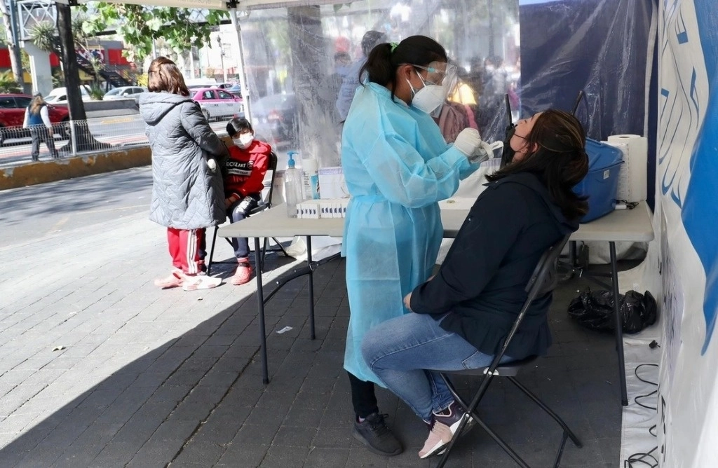 En suma, el Tec de Monterrey emitió un comunicado interno para informar que a partir de hoy empleados, visitantes y familiares de pacientes en sus hospitales, San José y Zambrano Hellion, deben portar mascarilla quirúrgica en todo momento. Foto Luis Castillo/ Archivo 