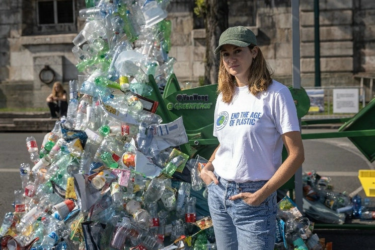 La actriz estadounidense Shailene Woodley posa junto a una instalación de arte gigante llamada 'Máquina plástica perpetua' antes de las conversaciones del Tratado Global de Plástico. Foto Ap