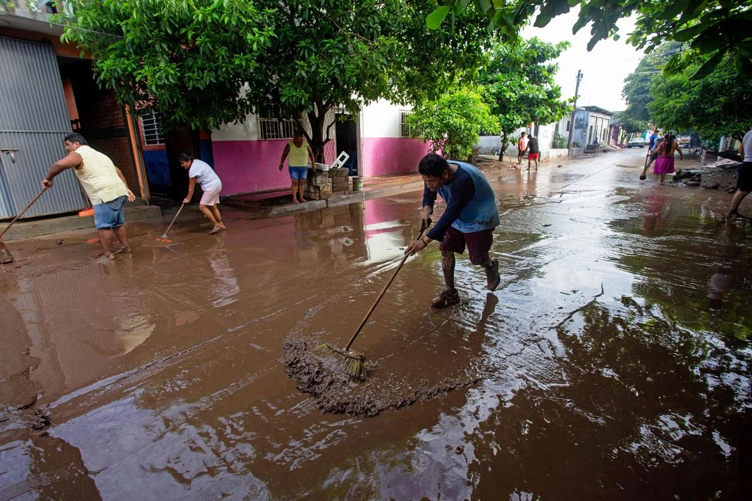 Residentes limpian sus casas y calles tras el paso del huracán ‘Erick’ en Juchitán, Oaxaca, el 20 de junio de 2025. Foto 