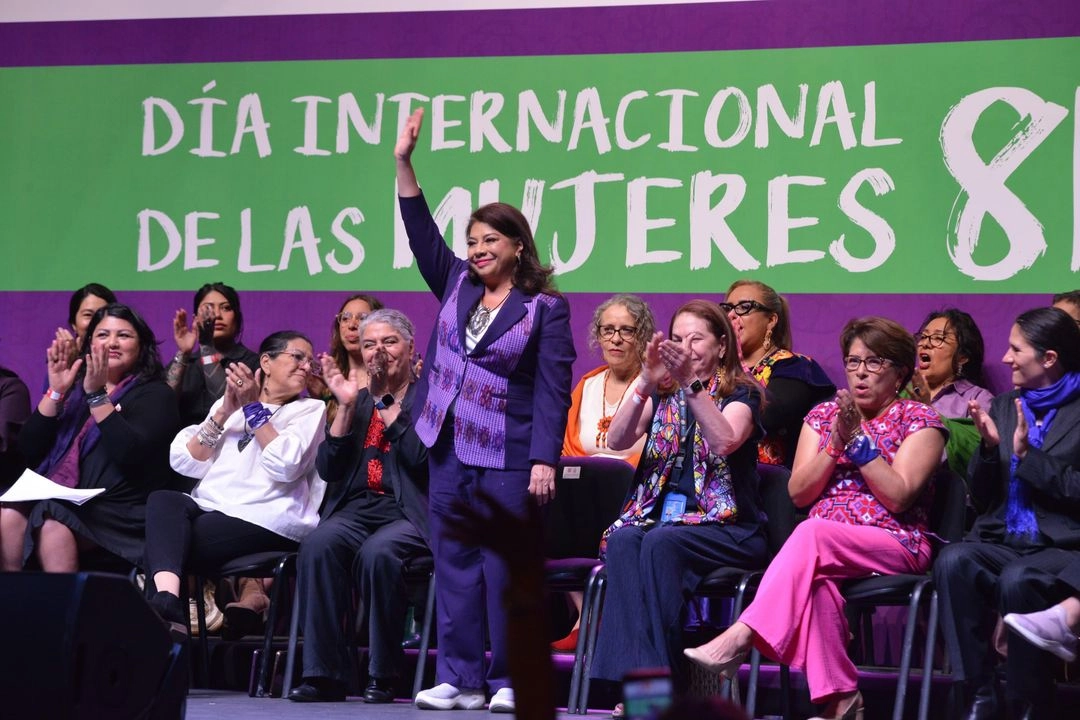 Durante el acto, Brugada señaló que continuará con el programa Siempre vivas, que consiste en ir cada por cada para concientizar sobre la violencia de género, al señalar que 80 por ciento de las violaciones ocurren en el entorno familiar y ex parejas.  Foto
