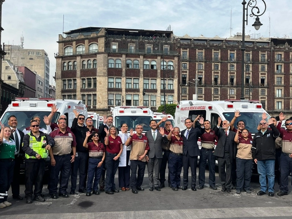 El jefe del Gobierno capitalino, Martí Batres, encabezó la entrega de 18 ambulancias a la Secretaría de Salud local, en el Zócalo capitalino. Foto Luis Castillo