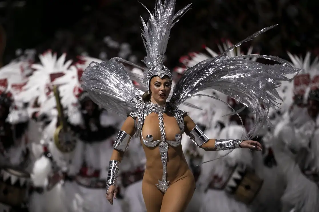 El desfile en el Sambódromo volvió a electrizar a unos 70 mil espectadores, luego de que en 2021 el espectáculo fuera suspendido y en 2022 estuviera restringido por la pandemia de covid. Muchos también festejaron el fin del mandato del ultraderechista Jair Bolsonaro. En la imagen, Paolla Oliveira, de la escuela de samba de Río Grande. Foto Ap 