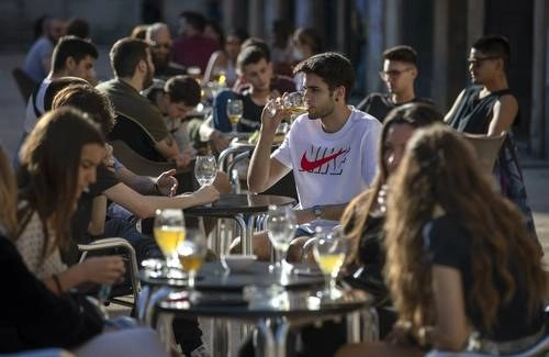 En España, 47 millones de ciudadanos pudieron salir de sus casas, luego de que el gobierno suavizó el confinamiento. En Terragona, muchos optaron por beber cerveza en bares con terrazas. Foto Ap