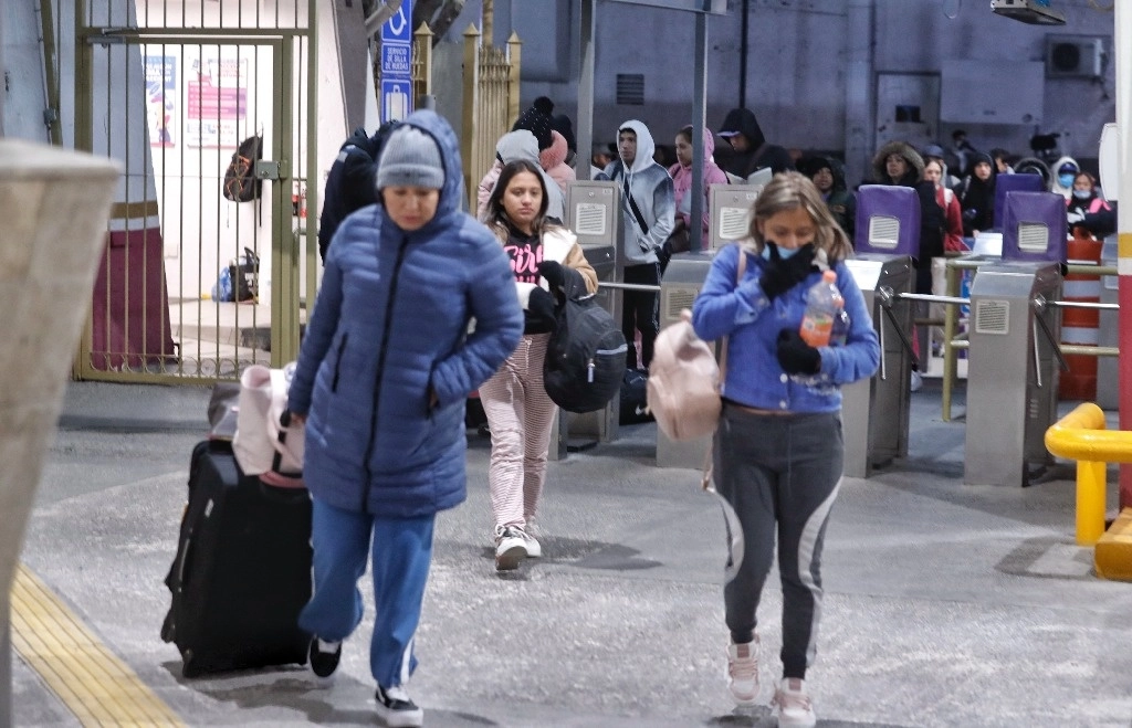 Migrantes de Cuba, Venezuela, Honduras, así como de otros países de centro y Sudamérica hacen fila en la garita del Puente Internacional Paso del Norte en Ciudad Juárez, para poder ingresar a Estados Unidos, como refugiados políticos después de haber recibido su petición a través de la aplicación CBP-1. Se espera que al tomar posesión como presidente Donald Trump retire dicha solicitud de asilo político, el 18 de Enero del 2025. Foto Marco Peláez/ 'La Jornada'