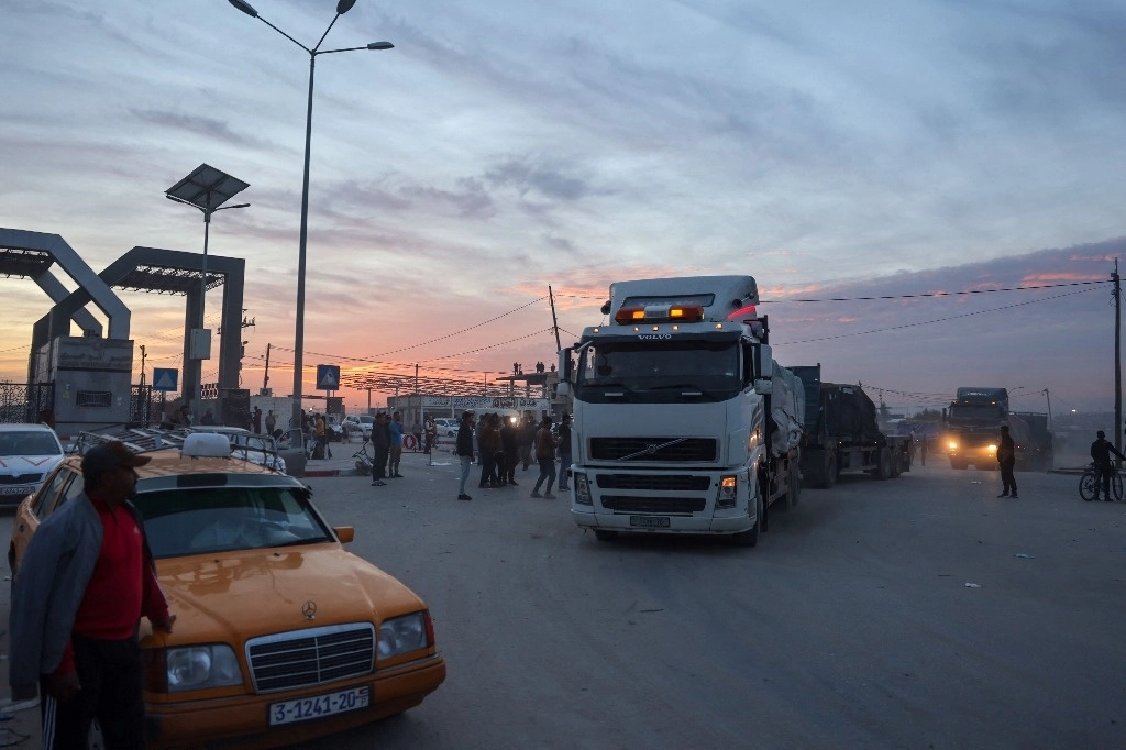 Camiones que transportan ayuda humanitaria ingresan a la Franja de Gaza a través del cruce de Rafah con Egipto en el segundo día de una tregua entre Israel y Hamás el 25 de noviembre de 2023. Foto Afp