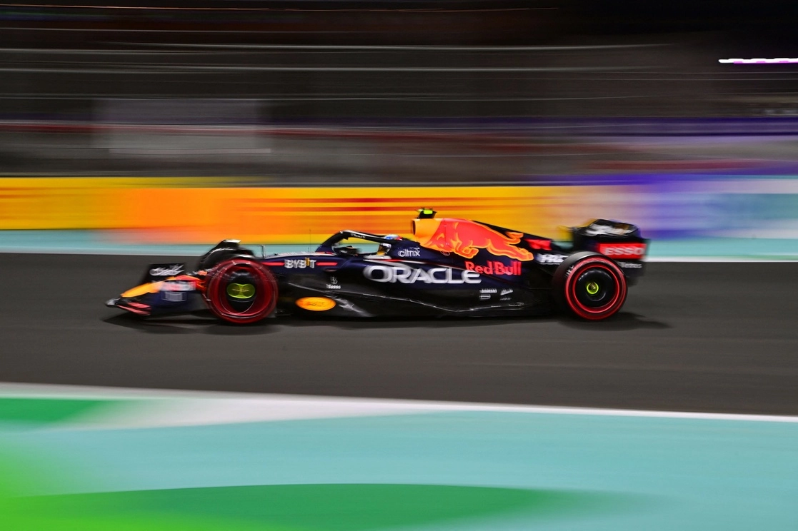 El mexicano Sergio Pérez, de Red Bull, durante la segunda tanda de entrenamientos libres del Gran Premio de Arabia Saudita. Foto Afp