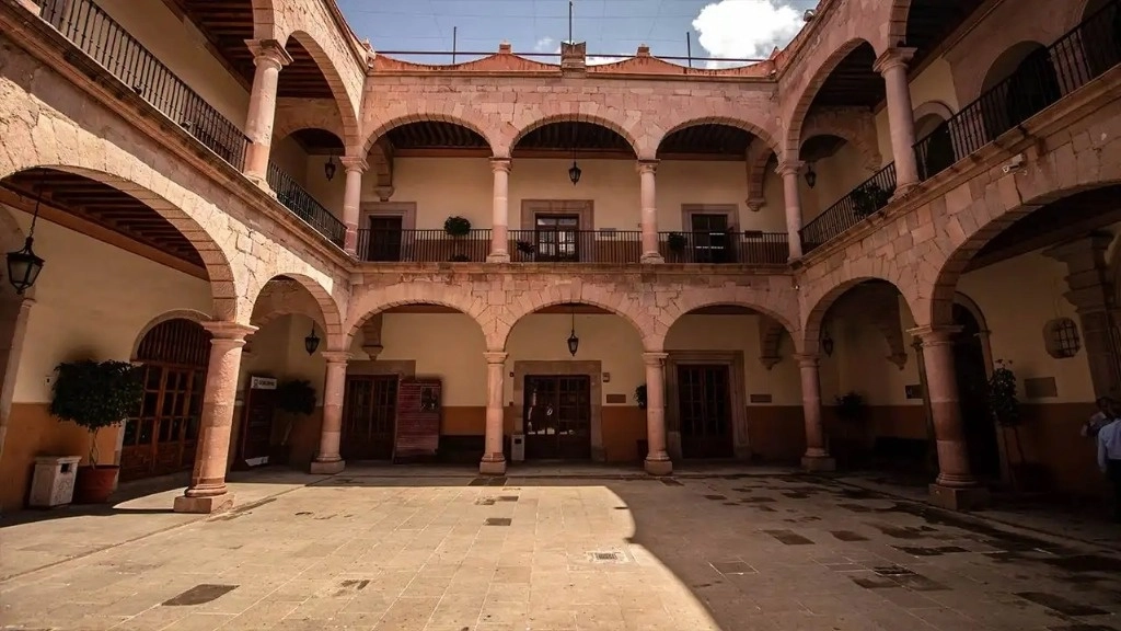 Una vez “revisado”, si el decreto legislativo no tiene problemas, se envía al gobernador y al secretario general de gobierno, para que lo “refrenden”, lo firmen, y lo regresen a la CGJ. Foto Zacatecasmeetings.com 