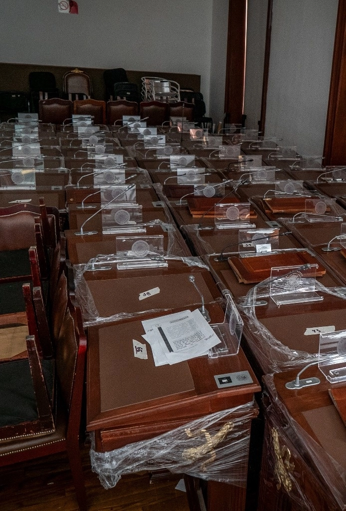 Las labores de mantenimiento en el recinto legislativo de Donceles, con un costo de 17 millones 179 mil pesos, llevan un atraso de cuatro meses. Los trabajos debieron haber iniciado en agosto o septiembre, pero apenas empezaron este mes, sin que haya fecha de conclusión. Foto Jair Cabrera