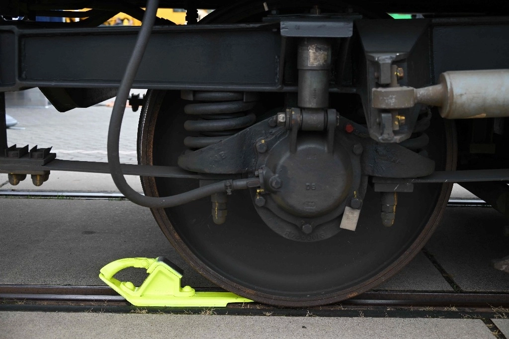 La rueda de un vagón de tren estacionado. Foto Afp