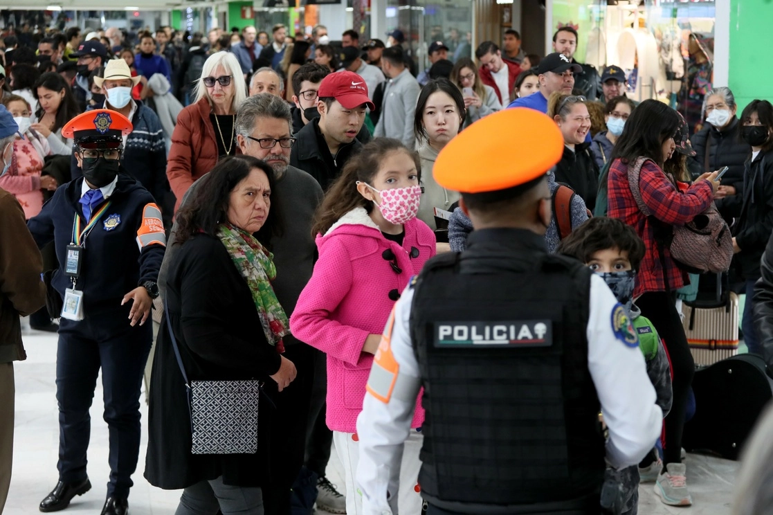 En vísperas de Año Nuevo, miles de pasajeros hacen largas filas en el aeropuerto capitalino para cruzar filtros de seguridad y abordar sus vuelos, lo que se suma a la demora en despegues y aterrizajes. La imagen, en el área de salidas internacionales de la terminal 1. Foto Roberto García Ortiz
