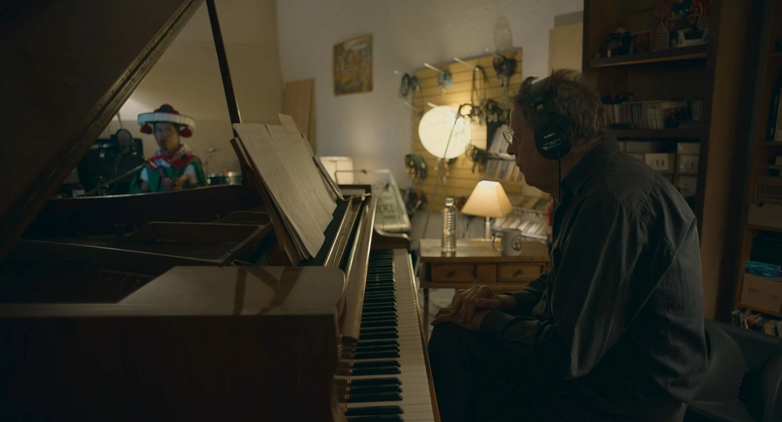 El documental ‘Un lugar llamado música’, que muestra la admiración del compositor Philip Glass por la cultura wixárika, se estrenará hoy en el Festival Internacional de Cine de Morelia. En la imagen, un fotograma del filme. Foto cortesía Pimienta Films