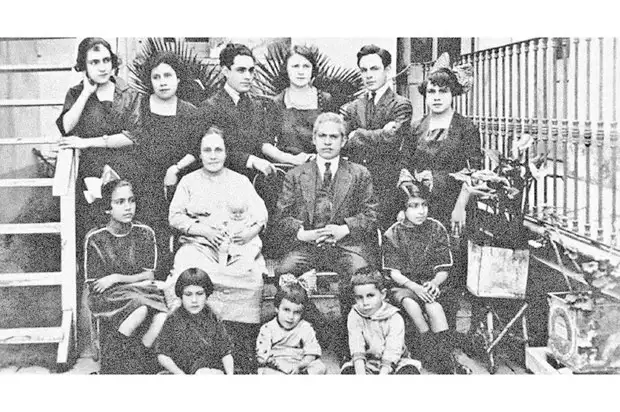 La familia Revueltas, 1921. De pie: Consuelo, la prima Margarita, Silvestre y su primera esposa, Jule, Fermín, Emilia; sentados: Rosaura, doña Romana con Agustín en los brazos, Don José, Cuca; sentados en el piso: Luz, María, José
