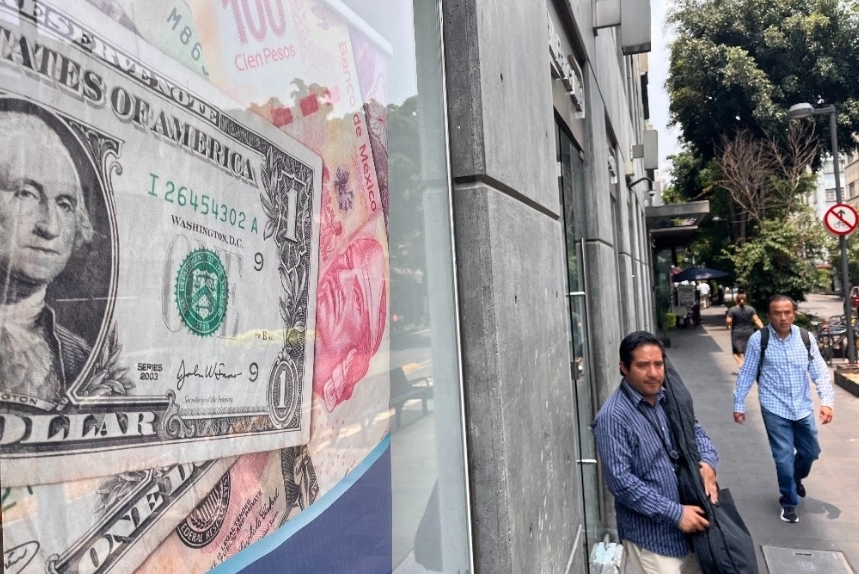 Este martes el peso mexicano se debilitó ante el dólar estadunidense y cerró por arriba de los 18 pesos. Foto Luis Castillo/Archivo
