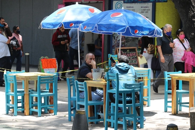 En el tercer trimestre del año la economía mexicana tuvo su primera desaceleración post-pandemia, pues observó un ligero retroceso de 0.2% real respecto al periodo anterior inmediato, informó el Inegi. Foto Roberto García Ortiz / Archivo