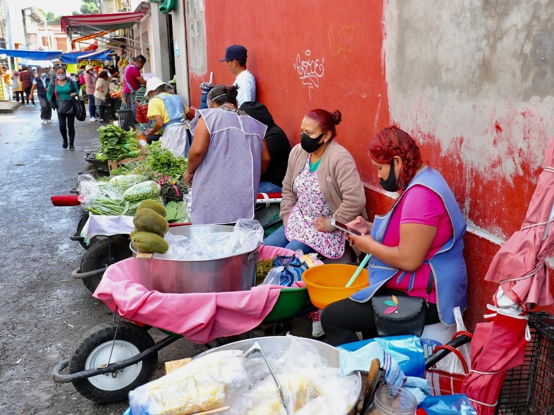 En el Centro de San Gregorio Atlapulco, en la Ciudad de México, durante la pandemia por coronavirus. Foto Luis Castillo / Archivo