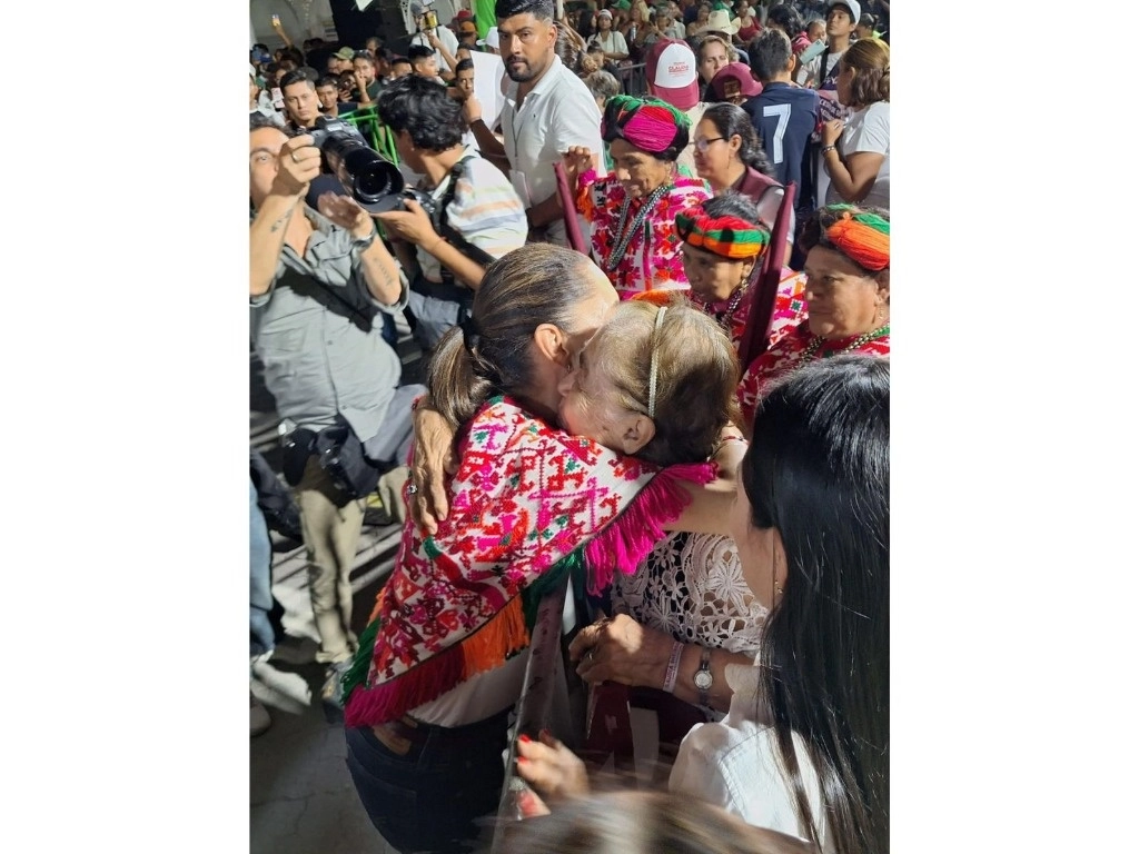 Anoche, en el mitin en Ciudad Valles, SLP, Claudia Sheinbaum abrazó a la maestra Toñita, quien lloró de la emoción. Ella es la madre de Rosa Icela Rodríguez, titular de la SSPC, y de Rita Rodríguez, candidata a senadora potosina. Foto ‘La Jornada’