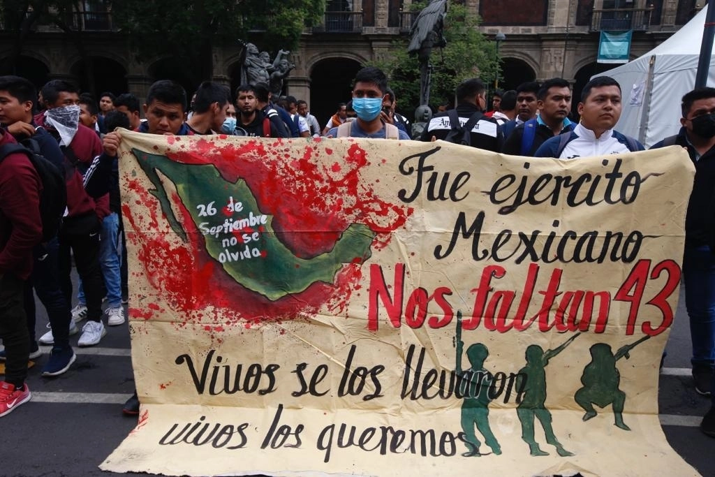 Padres y familiares de los 43 estudiantes de Ayotzinapa se manifiestan frente a la Suprema Corte de Justicia de la Nación, en la Ciudad de México. Foto Guillermo Sologuren / Archivo