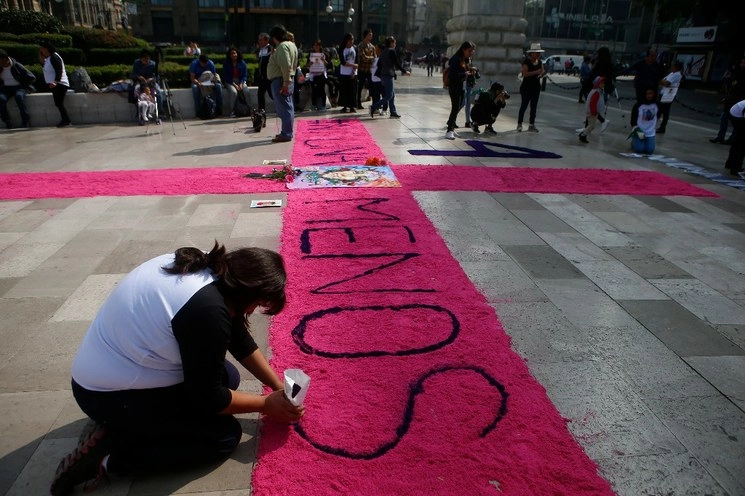 Integrantes de colectivos feministas, manifestaron su apoyo, en una protesta frente al Palacio de Bellas Artes, a Yesenia Zamudio, madre de la joven María de Jesús Jaimes Zamudio, víctima de feminicidio por parte de su maestro del IPN. Foto José Carlo González / Archivo