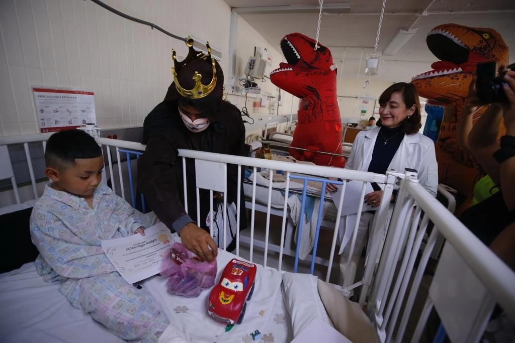 Visita de los Reyes Magos a los niños internados en el Hospital Pediátrico Coyoacán, para regalarles juguetes y dulces, en la Ciudad de México, el 5 de enero de 2024. Foto José Antonio López
