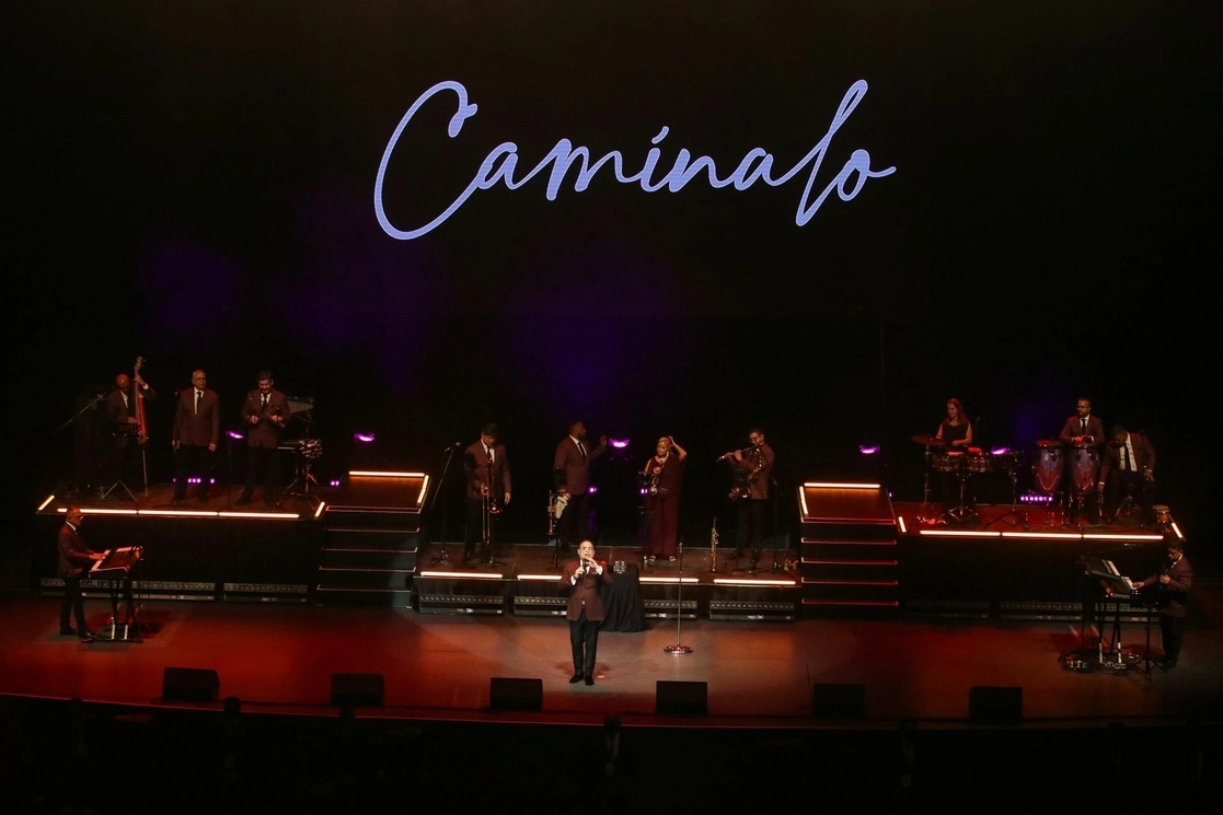 Gilberto Santa Rosa atrapó por más dos horas la atención de sus seguidores, quienes no tuvieron momento para pensar en otra cosa, solo vivieron el presente en el Auditorio Nacional. Foto Cuartoscuro
