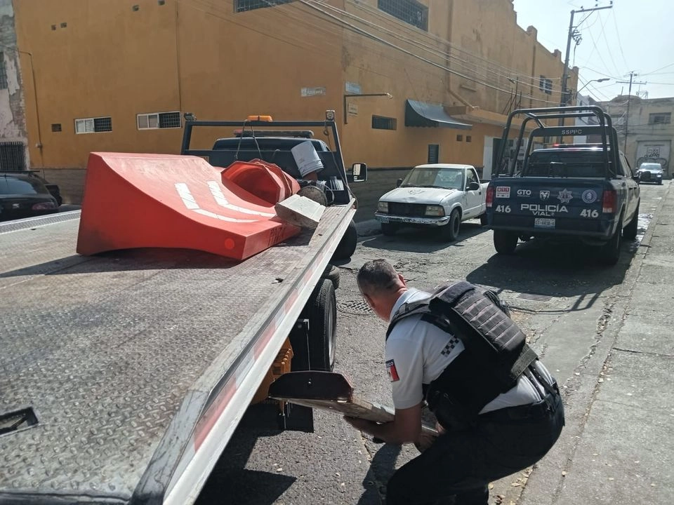 Autoridades municipales de León, Guanajuato, aseguran que el operativo de reubicación del comercio ambulante en la avenida Miguel Alemán desmanteló una red de agiotistas colombianos. Foto 