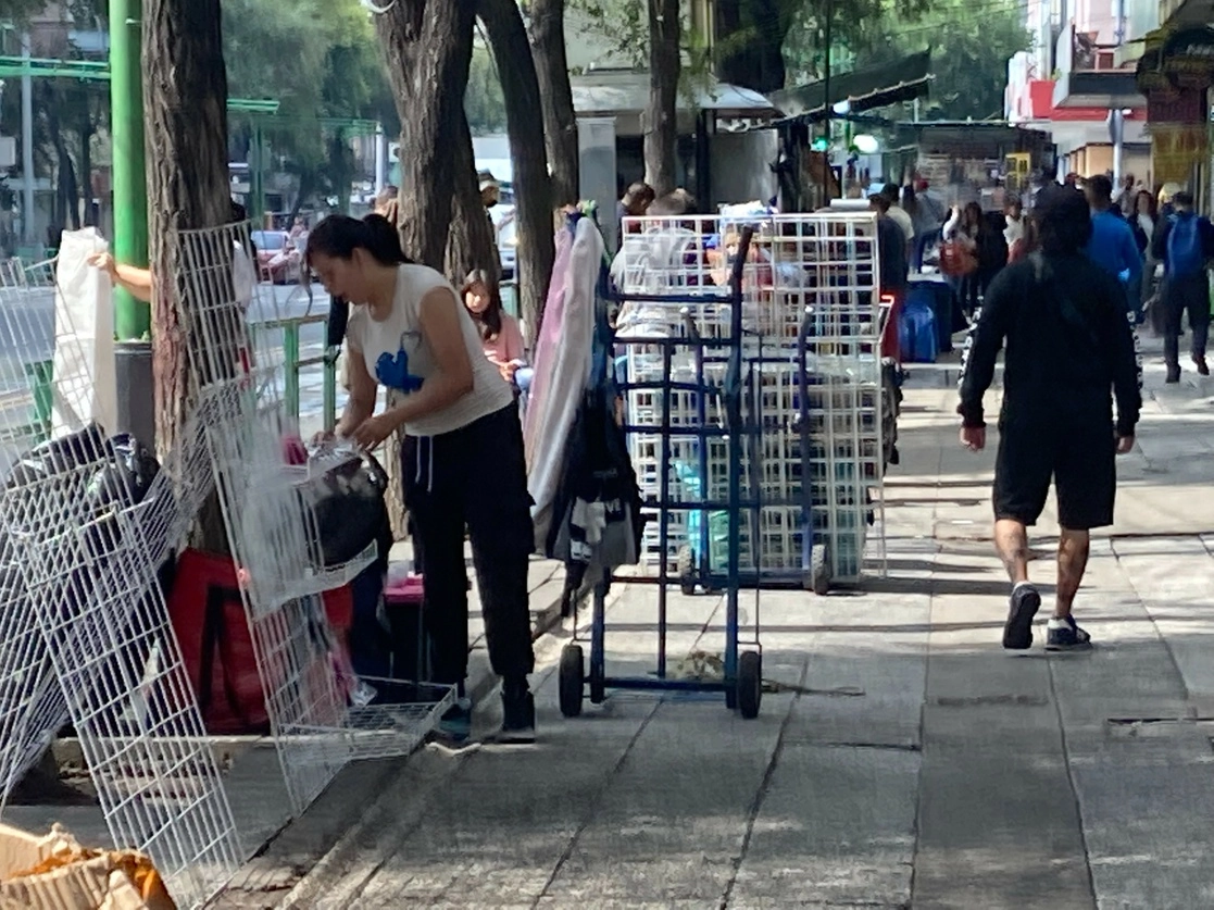 Ambulantes situados en eje Central Lázaro Cárdenas. Foto La Jornada